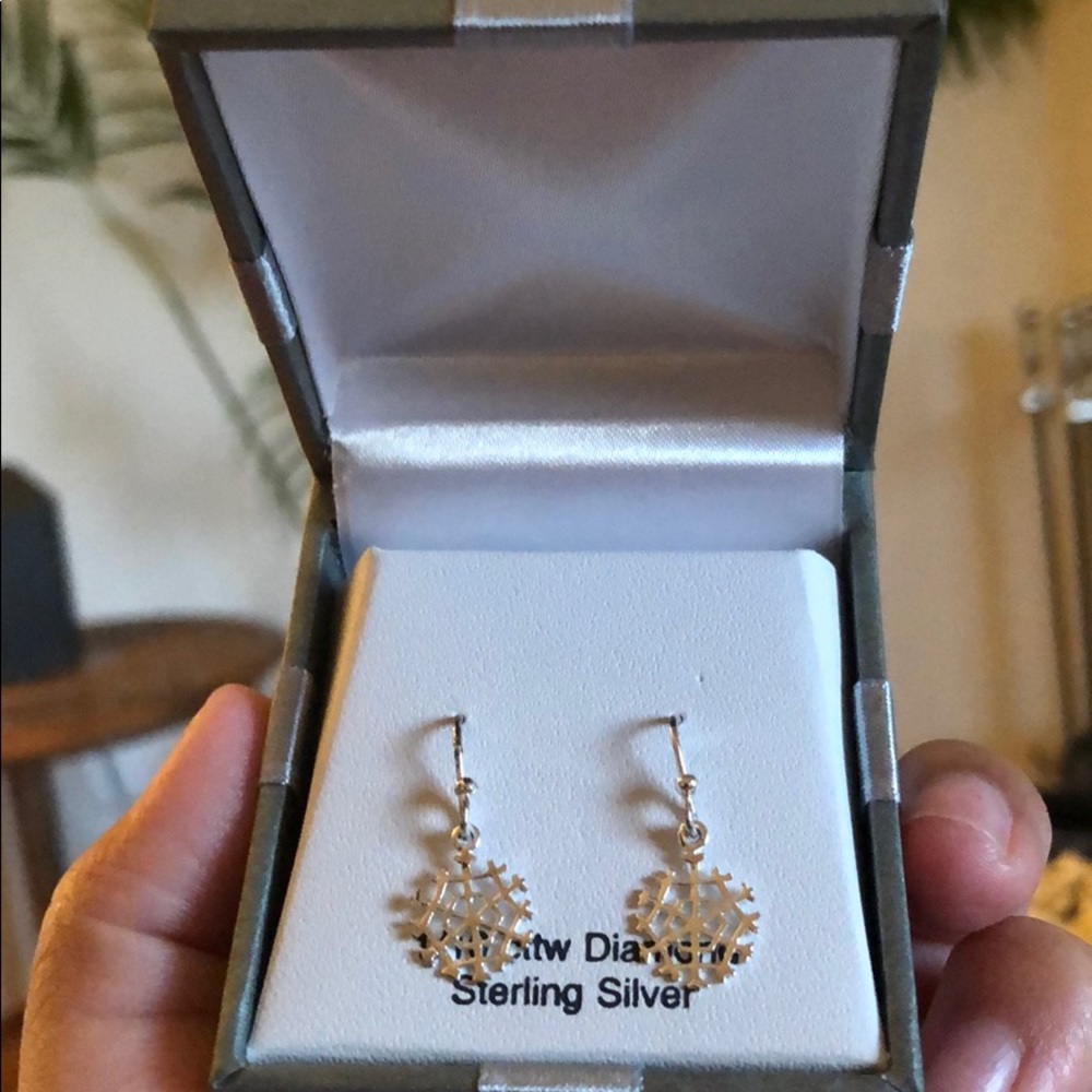 Diamond sterling silver snowflake earrings ❄️